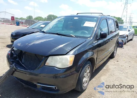2013 Chrysler Town & Country Touring z USA, uszkodzony, nr VIN 2C4RC1BG2DR584962